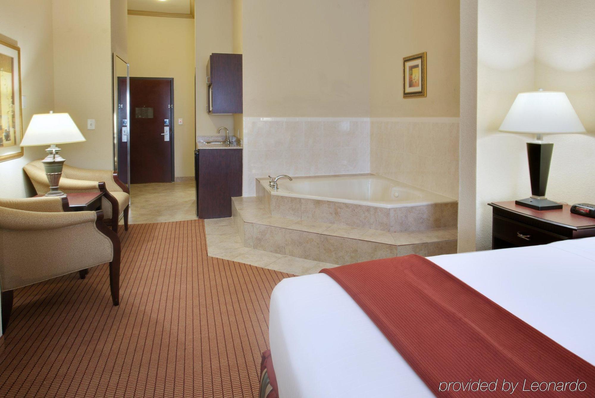 Holiday Inn Express & Suites Wharton By Ihg Habitación foto